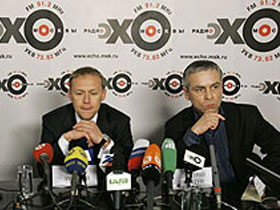 Андрей Луговой, Дмитрий Ковтун, сотрудники спецслужб. Фото: AP