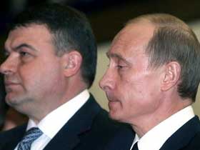 Анатолий Сердюков и Владимир Путин. Фото с сайта  www.epochtimes.ru