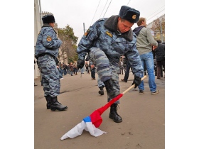 Боец ОМОНа надругался над флагом России. Фото юзера media_zombi в сообществе ru_politics.