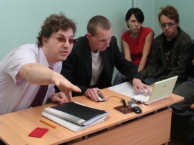 Адвокат и Алексей Никифоров в зале суда, фото http://www.nazbol.ru/