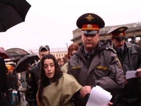 Задержание активистки Молодежного "Яблока". Фото с сайта www.www.ljplus.ru
