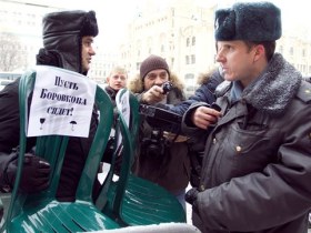 Оппозиционеры со стульями для Боровковой. Фото Юрия Тимофеева с сайта svobodanews.ru