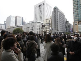 Люди после землетрясения в Японии. Фото: reuters.com