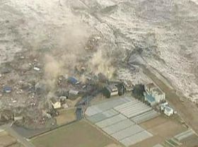 Волна цунами в Японии. Фото: reviews.in.88db.com