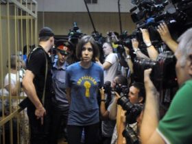 Pussy Riot выводят из зала суда. Фото с сайта point.ru