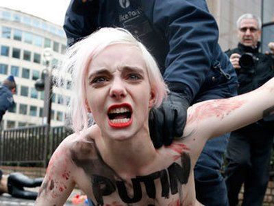 Акция FEMEN против Путина. Фото с сайта reuters.com
