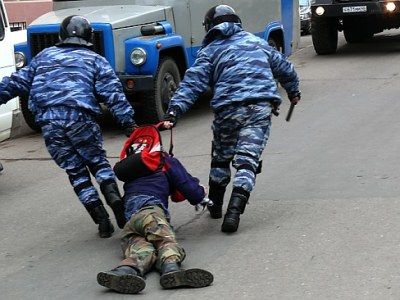 Полиция тащит задержанного. Фото: photo.qip.ru