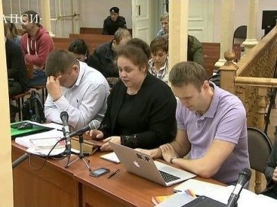 Петр Офицеров, Светлана Давыдова и Алексей Навальный с суде. Фото rapsinews.ru