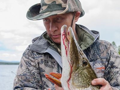 Владимир Путин и щука. Фото из блога irek-murtazin.livejournal.com