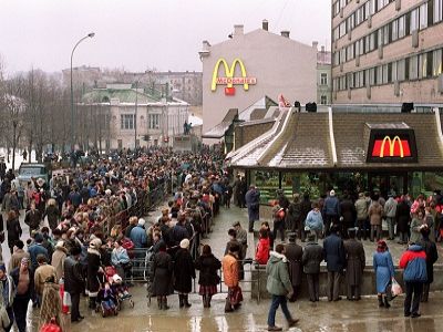 Первый "Макдональдс" в Москве, 1990. Источник http://media.tinmoi.vn/