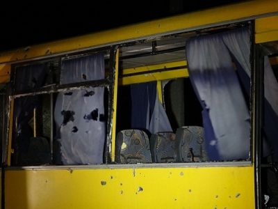 Обстрелянный под Волновахой автобус. Фото: ТАСС