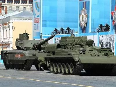 Заглохший танк "Армата" на репетиции парада, 7.5.15, Москва. Фото - http://top.rbc.ru/