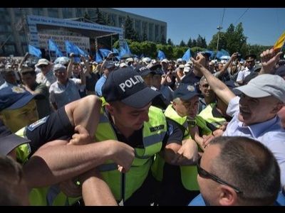 Митинг в Кишиневе, столкновения с полицией Фото: Коммерсант