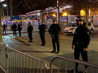 Полицейское оцепление на месте теракта, Париж, 13.11.15. Публикуется в varlamov.ru/1512081.html