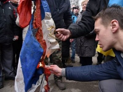Российский флаг, сорванный с генконсульства РФ во Львове. Фото: korrespondent.net
