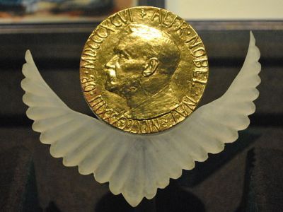 Нобелевская медаль мира. Источник: https://en.wikipedia.org/wiki/File:Medal_Nobel_Peace_Prize.jpg