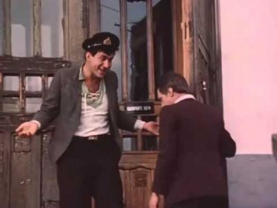 Карманник Сапрыкин и Жеглов, кадр из т/ф "Место встречи изменить нельзя". Источник - point.md Карманник Сапрыкин и Жеглов, кадр из т/ф "Место встречи изменить нельзя". Источник - point.md