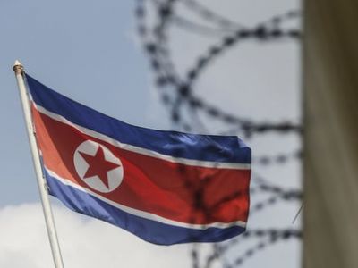 Флаг Северной Кореи, линия разграничения. Фото EPA/UPG