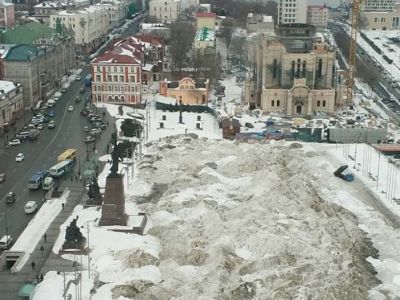 Горы снега на главной площади Владивостока. Фото: instagram.com/alex_poslushniy