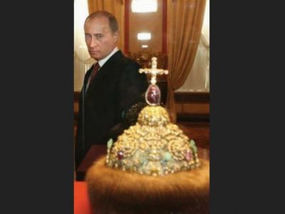 Путин и шапка Мономаха. Источник - cont.ws