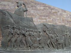 Монумент "социалистической революции" и диктатуре Менгисту в Аддис-Абебе. Фото: fracademic.com