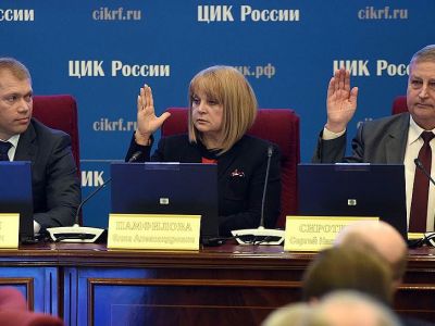 Председатель ЦИК России Элла Памфилова (в центре) Фото: Дмитрий Духанин / Коммерсант