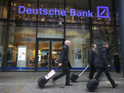 Люди идут мимо филиала Deutsche Bank 17 января 2014 года в Берлине, Германия. Фото: Sean Gallup / Getty Images