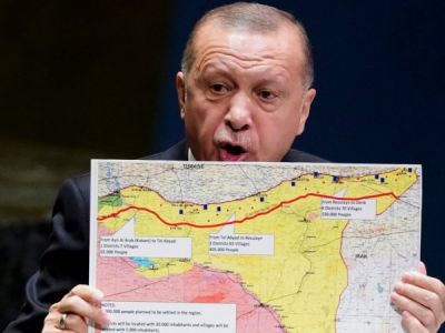 Президент Турции Реджеп Эрдоган демонстрирует карту с "30-километровой зоной безопасности". Фото: REUTERS / Carlo Allegri
