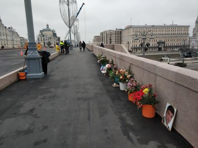 Активисты SERB разрушили меморил Немцова в Москве