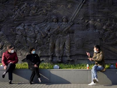 Люди в масках из-за коронавируса в главном торговом районе в центре Шанхая, Китай, 16 февраля 2020 года. Фото: Aly Song / REUTERS