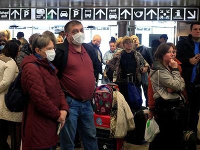 Российские туристы в аэропорту за границей во время пандемии коронавируса. Фото: Borut Zivulovic/Reuters