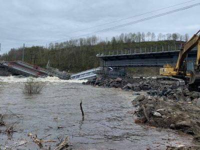 Обрушение моста. Фото: https://severpost.ru/read/96450/
