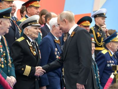 Владимир Путин приветствует ветеранов на военном параде в ознаменование 74-й годовщины Победы в Великой Отечественной войне. Фото: пресс-служба Кремля