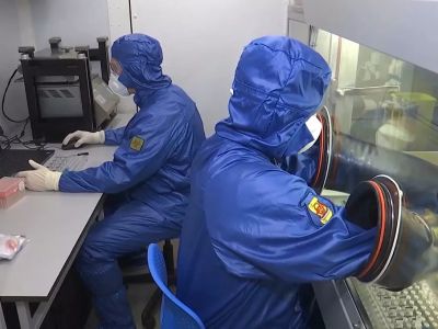 Специалисты Министерства обороны РФ в полевой биолаборатории. Фото: Министерство обороны РФ / РИА Новости