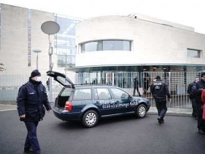 Автомобиль врезался в парадные ворота офиса канцлера Германии Ангелы Меркель в Берлине, 25 ноября 2020 г. Фото: Michael Kappeler / AP 
