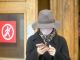 Девушка у выхода из московского метро во время эпидемии COVID-19 в стране. Фото: Сергей Киселев / АГН 