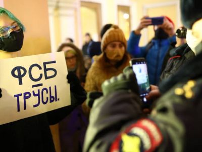 Участники акции в поддержку требований открытия уголовного дела по факту отравления Алексея Навального.Фото: Давид Френкель / Коммерсант