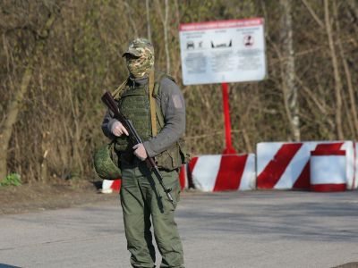 Сепаратист самопровозглашенной ДНР на КПП на окраине города Горловка в Донецкой области. Фото: Сергей Аверин / РИА Новости