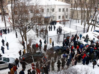 Люди у здания второго отдела полиции управления МВД России по городу Химки, где было заседание суда о мере пресечения Алексею Навальному. Фото: Валерий Шарифулин / ТАСС