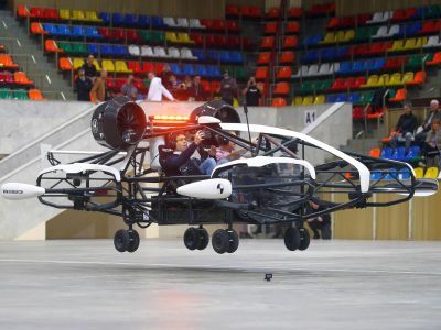 Пилот гоночного автомобиля