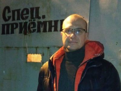 В Екатеринбурге полицейские задержали главу штаба Навального и увезли его в Москву