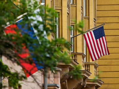 Российский и американский флаги на здании посольства США в Москве, июль 2017 года. Фото: Alexander Zemlianichenko / AP