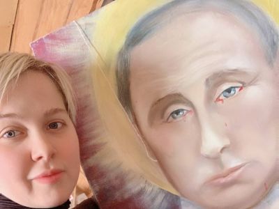 Суд Москвы оштрафовал художницу за "молебен" с портретом Путина