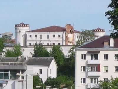 СИЗО-1 Минска ("Пищаловский замок") на фоне жилых домов. Фото: tut.by