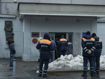 Сотрудники МЧС после атаки на офис "Новой газеты". Фото: t.me/dryg_naroda