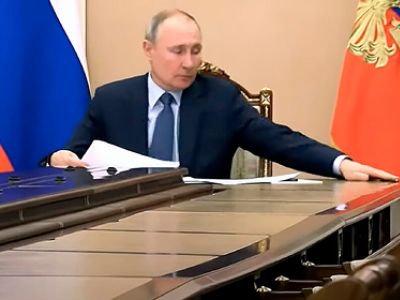 Путин ловит ручку. Фото: "Россия 24" / YouTube