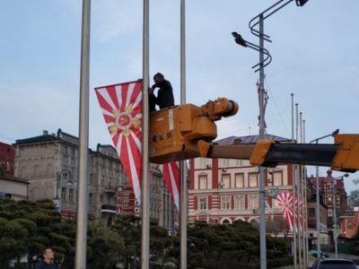 Во Владивостоке ко Дню Победы вывесили флаги, напоминающие знамена ВМС Японии