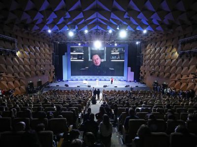 Илон Маск (в центре) во время онлайн-выступления на марафоне "Новое знание". Фото: Сергей Бобылев/ТАСС