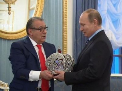 Хазанов наградил Путина короной. Фото: "Говорит Москва"