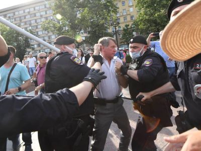 Двум участникам акции против обязательной вакцинации в Москве назначили административные аресты